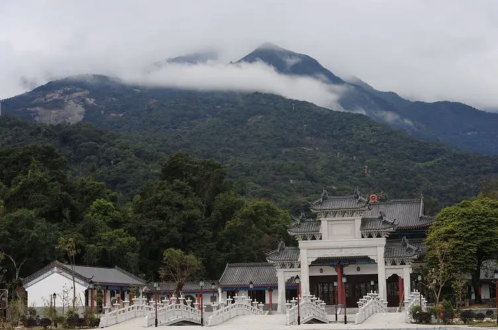 Eight Immortals Symbol: Jade Tablet & Lotus (2/4) 11 Luofu Mountain